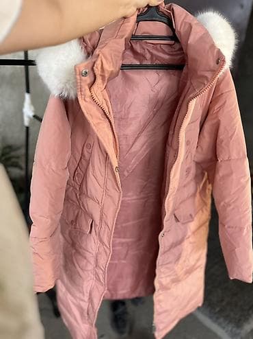 half zip: Женское зимнее пальто-пуховик персикового цвета. - Длина: ниже — 4
