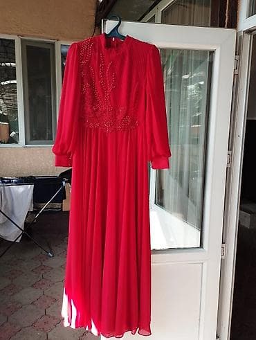 красные вечерние платья: Длинное вечернее платье насыщенного красно‑алого цвета. - Силуэт — 1