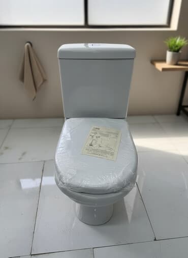 уличный туалет: Классический напольный унитаз-компакт белого цвета с бачком, который — 1