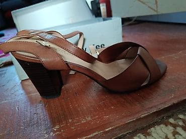 шлёпанцы: Женская обувь — две пары. размер 37 1) Босоножки на каблуке — 5
