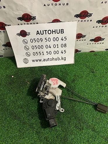 Автозапчасти: Замок двери задний правый для Toyota Opa (кузов ZCT10, 2005 г.) — 1