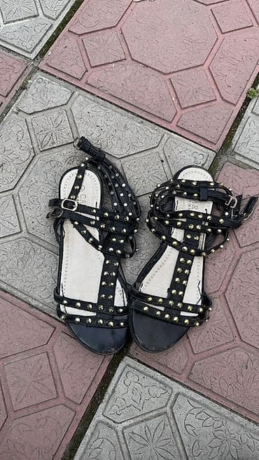 Женская обувь: Подборка женской и унисекс обуви разного типа. Состав лота: - Черные — 5