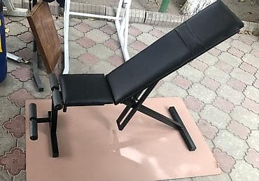 Регулируемая скамья для тренировок с черной обивкой. Конструкция