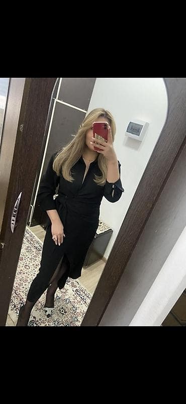 с разрезом: Черное женское платье-миди с запахом - Классический черный цвет — 1