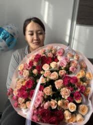 букеты розы: Пышный букет кустовых роз в шляпной упаковке. - Микс оттенков — 3