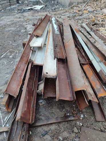 столб: Стальные балки/швеллера, разнокатаные, после демонтажа конструкций. 1 — 9