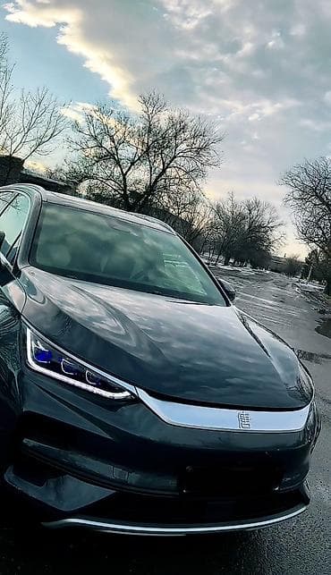 Электротранспорт: Электромобиль кроссовер (7‑местный SUV) темно‑серого цвета.Пробег 630 — 1