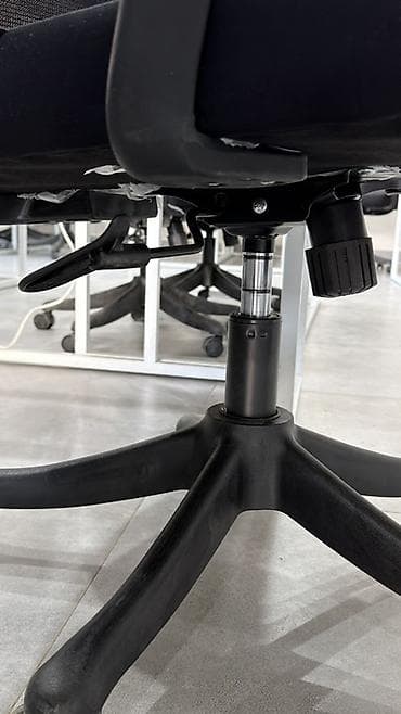 кресла качалки: Офисное кресло, Б/у, С колесиками, цвет - Черный, Самовывоз — 3