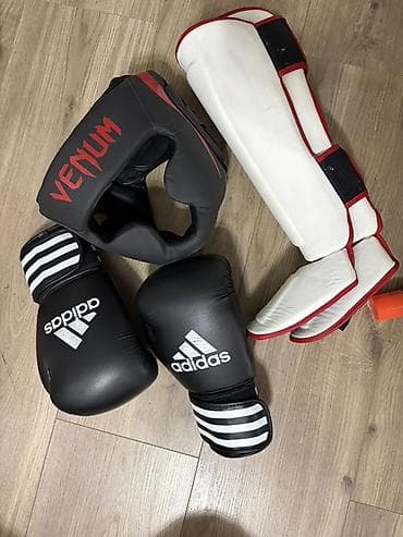 Набор экипировки для единоборств: - Боксерские перчатки Adidas
