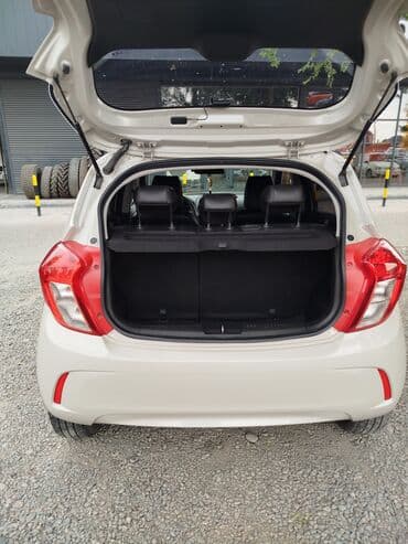 машина салон: Автомобиль Chevrolet Spark в бежевом цвете, представленный в кузове — 5