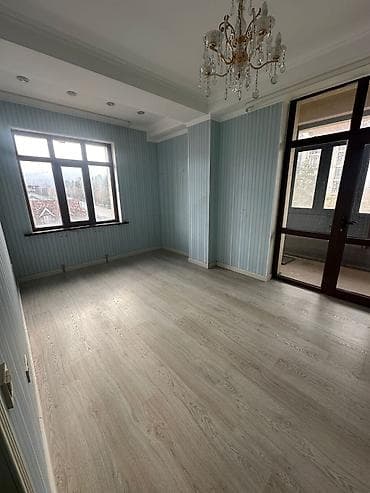 Сниму комнату: Просторная светлая гостиная/зал с выходом на балкон. Особенности: - — 4