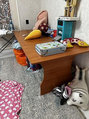 study table: Большой прямоугольный стол из ЛДСП в тёплом древесном оттенке (под — 1