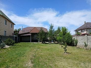 участок в горах: Участок с садом и домом. - Просторный ровный двор, газон ухожен — 1