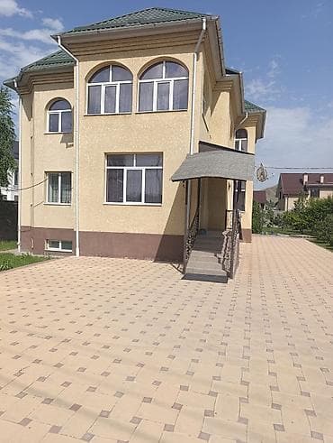 Продается двухэтажный дом с привлекательной отделкой. Фасад дома