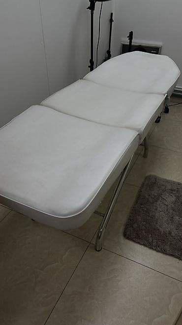 Косметологическая/массажная кушетка с мягким белым кожзамом и at lalafo.kg Косметологическая/массажная кушетка с мягким белым кожзамом и