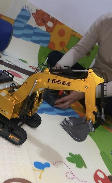 Игрушки: Самый большой экскаватор погрузчик — 6