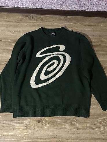 идеальн: Свитер Stüssy, темно‑зеленый, с крупным контрастным белым — 1