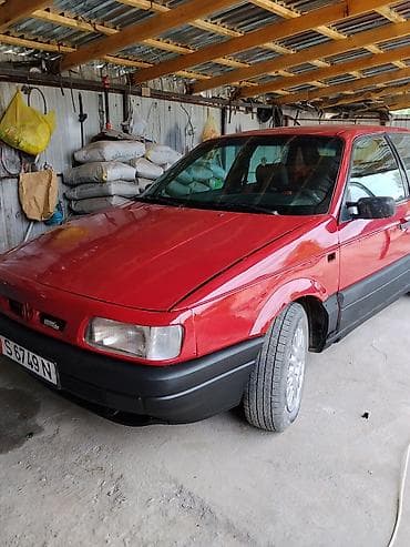 Унаа сатуу: Volkswagen Passat: 1989 г., 2 л, Кол менен иштөөчү, Бензин, Седан — 1