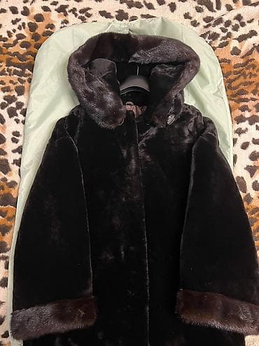 Шуба норковая, до колен, с капюшоном с карманами. Была надета один