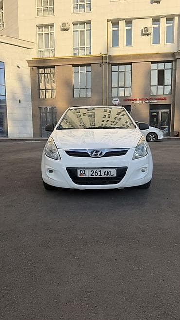 Транспорт: Hyundai i20: 2010 г., 1.3 л, Механика, Бензин, Хэтчбэк — 1