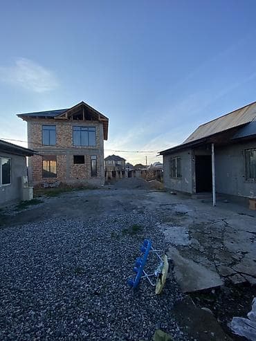 Гаражи: Продаётся одноэтажный дом с участком. Характеристики: - Материал — 2