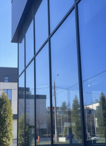 стеклянные столешницы: Элементы современного стеклянного фасада, состоящие из больших панелей — 1