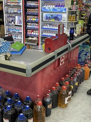 Офис эмереги: Касса үстөлү, 300 см* * 45 см* 90 см, Колдонулган — 2