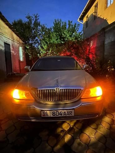 хай лимузин: Лимузин Lincoln Town Car Stretch, серебристый цвет. Ключевые — 5