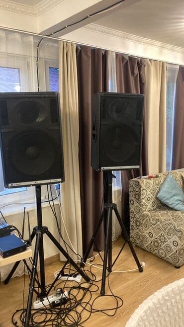 Пара акустических систем на стойках для мероприятий. Чехол подарок - at lalafo.kg Пара акустических систем на стойках для мероприятий. Чехол подарок -