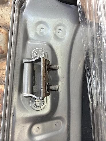 step rf3: Петля крышки багажника задняя левая для Toyota RAV4 (XA40), двигатель — 1