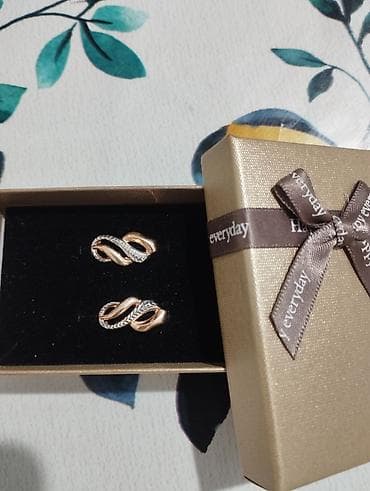 Сөйкөлөр: Золотистые серьги-петельки с узором «восьмёрка» - Металл: бижутерный — 4