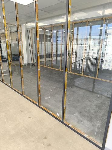 жалюзи для дверей: Алюминиевые витражи, фасадное остекление и ПВХ/алюминиевые окна под — 6