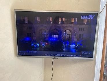 Телевизор LG, диагональ примерно 32–37" (по габаритам на стене) — 2