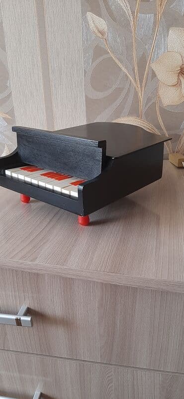 Продаю рояль. Размер 30 на 23 см. СССР