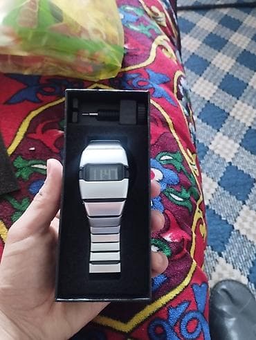 neri kara: Металлические электронные часы с LED-дисплеем в подарочной коробке. - — 1