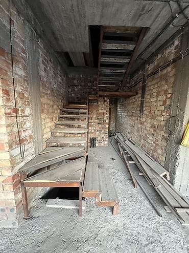 мансара: Продается недостроенный кирпичный дом с мансардным этажом — 10