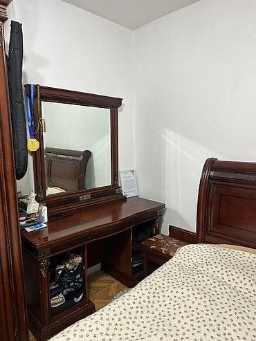 Спальный гарнитур в классическом стиле, массив тёмного дерева