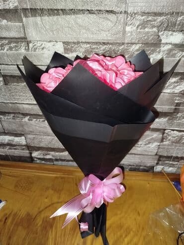 Элегантный букет из искусственных роз яркого розового цвета