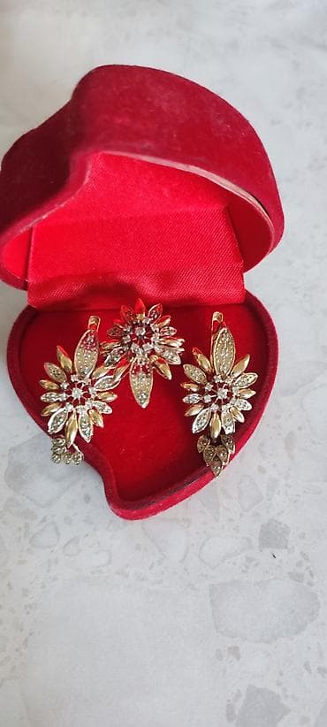 Нарядный комплект украшений: серьги и кольцо в форме цветка. -