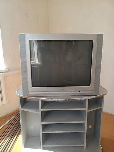 Б/у телевизор с тумбой. Особенности: - Диагональ экрана ~32–34 дюйма