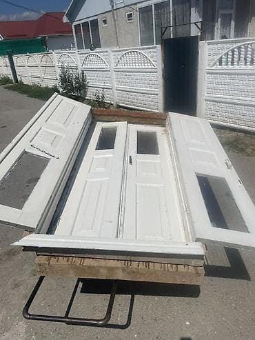 Двухстворчатая входная дверь с коробкой, белая. - Материал: дерево. -