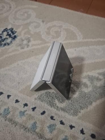 poco m5c: Samsung Z Flip, Б/у, 512 ГБ, цвет - Серебристый — 1