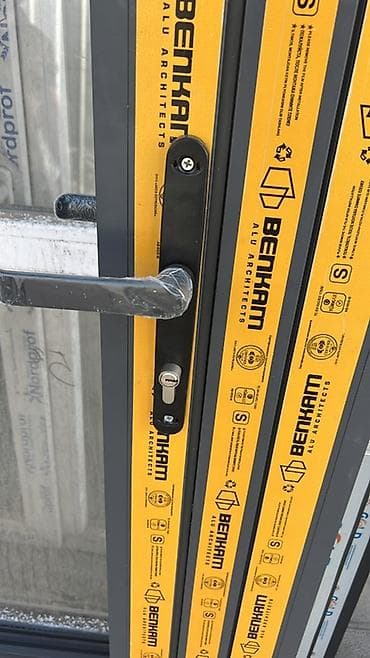 алюминевая лестница: Алюминиевые двери/окна из профиля BENKAM (ALU ARCHITECTS), цвет — 1