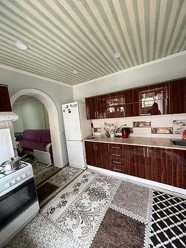 Үйлөр: Продаётся просторный частный дом с благоустроенным двором. - — 2