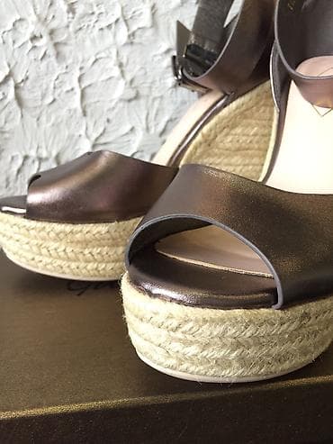 Босоножки, сандалии, шлепанцы: Абсолютно новые шикарные босоножки на танкетке. Высота впереди 3 см — 7