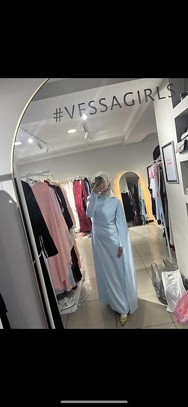 Вечернее платье, Длинная модель, Атлас, С рукавами, S, M at lalafo.kg Вечернее платье, Длинная модель, Атлас, С рукавами, S, M