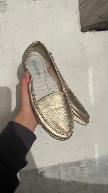 Продаю мокасины золотистый размер 37-300 сом; черный размер 38- 400
