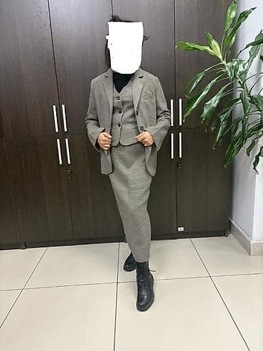 Платья: Продаю костюм тройка 6500 сом. брала в интернете не подошел размер — 4