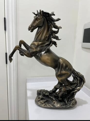 Продам 2 статуетки. Конь. Высота 60 см. Есть деффект. Кусочек гривы