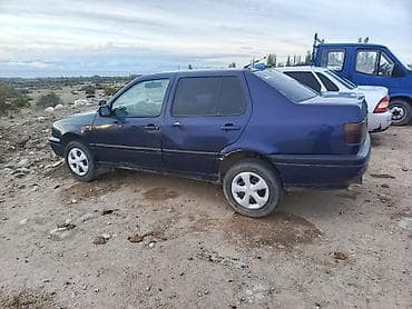Транспорт: Volkswagen Vento: 1992 г., 1.8 л, Кол менен иштөөчү, Бензин, Седан — 3